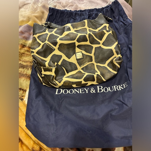 DOONEY & BOURKE. Giraffe print handbag , with Dust cover bag. - Picture 2 of 11